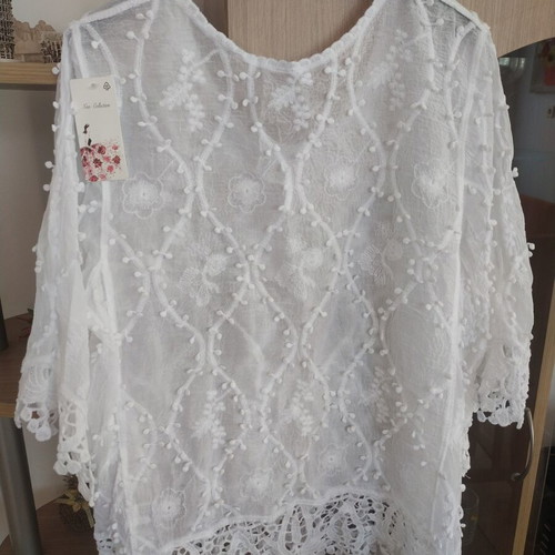White summer blouse tunic with embroidery and lace, size M, new