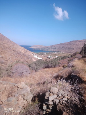 Αγροτεμάχιο με κελί στη Συκαμιά Σερίφου 2275 τ.μ. με θέα θάλασσα