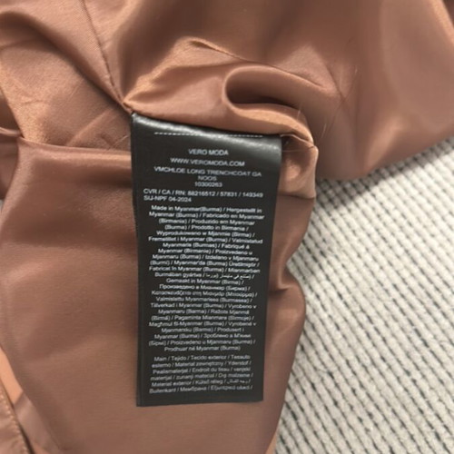 Vero Moda trench coat in perfect rotten apple color, medium, like new
