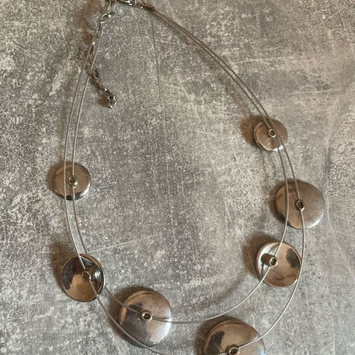 Metal necklace used with round designs silver color