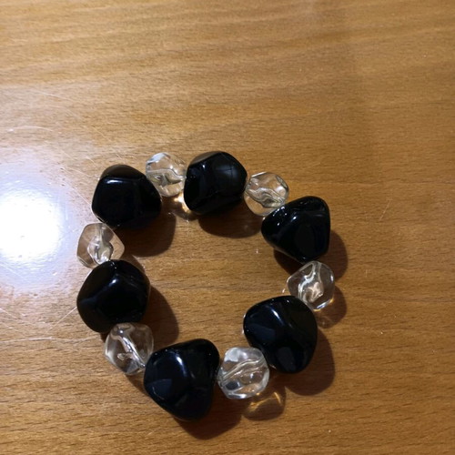 Bracelet new with transparent and black stones, elastic