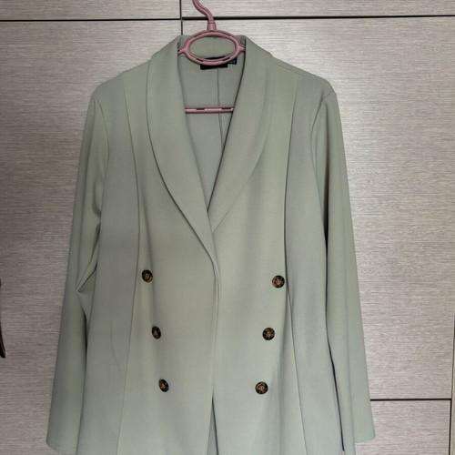 Loose pistachio jacket with brown buttons like new