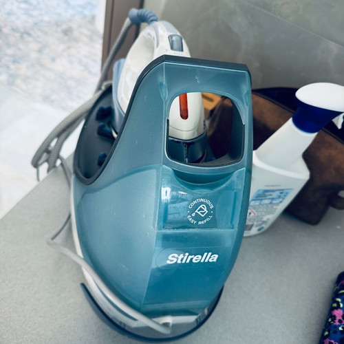 Stirella steam iron like new