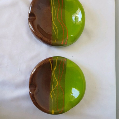 Set of 2 ceramic ashtrays like new, green and brown