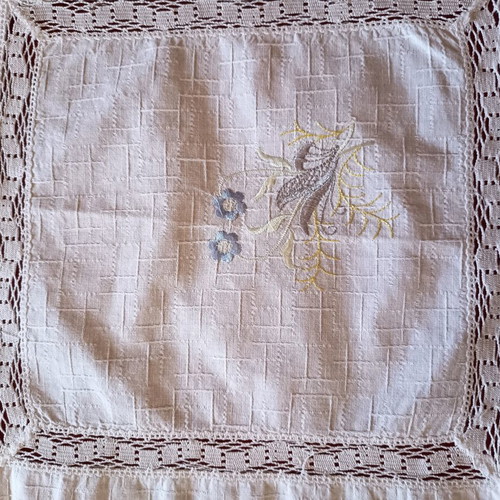 Linen set of three pieces like new with embroidery and lace