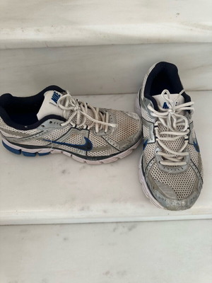 Nike men's athletic shoes used, size 42, white and blue