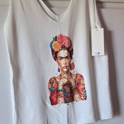 white color blouse Frida Kahlo