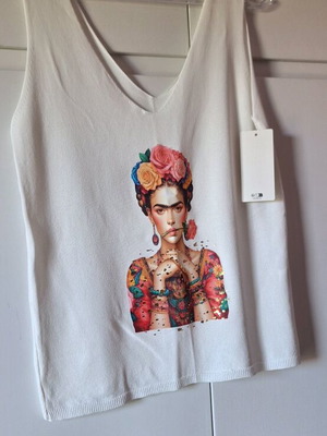white color blouse Frida Kahlo