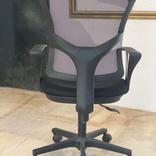 Office chair like new with minor height adjustment issue