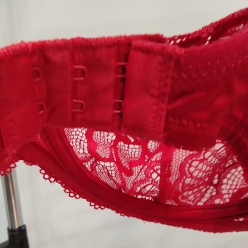Triumph red lace bra like new, size 75C
