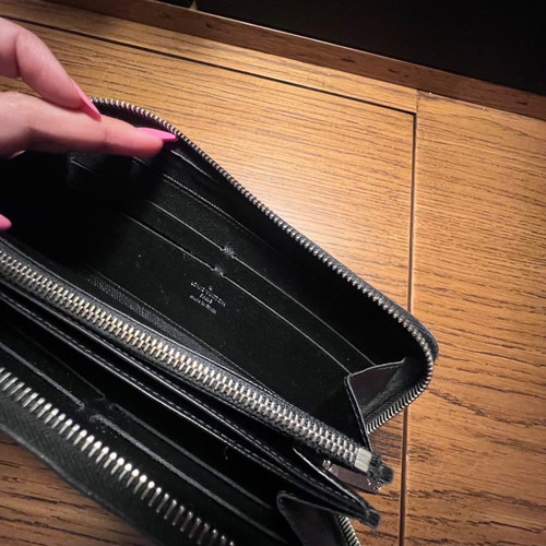Louis Vuitton zippy leather wallet used, black with multiple card slots