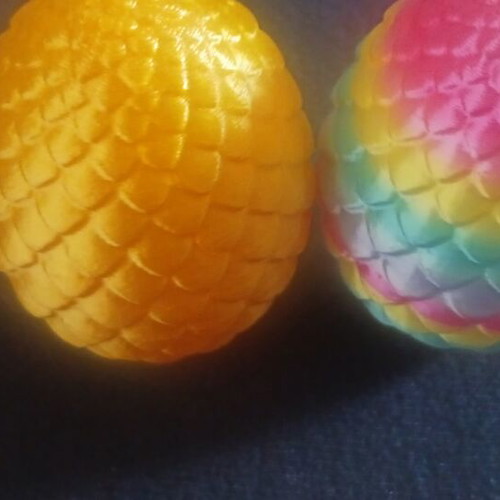 Plastic eggs set with dragons inside, 2 pieces, multicolor