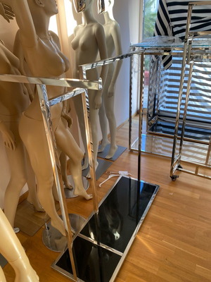 Σταντ για ρούχα σαν καινούργιο με τζάμι πολύ καλής ποιότητας