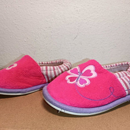 Children's slippers No28/29 in good condition