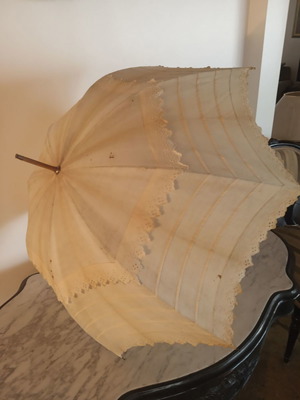 Λευκή υφασμάτινη ομπρέλα αντίκα από τη δεκαετία του 1920