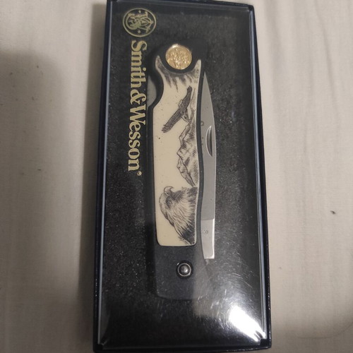 Smith & Wesson SW300N Eagle Scrimshaw knife like new, stainless steel blade