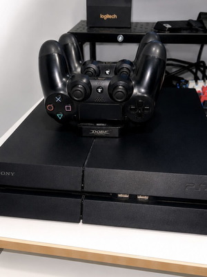 PlayStation 4 (PS4 Fat) 1TB like new with 2 controllers and charging dock