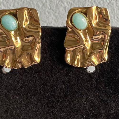 Vintage earrings with clip in gold tone and turquoise stone, like new