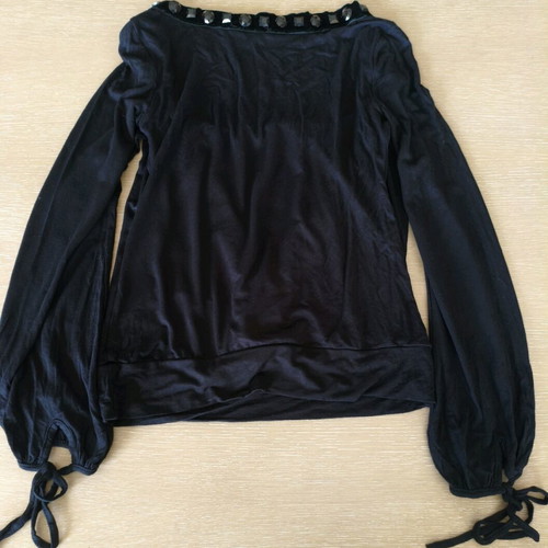 Fiondotinta women's long-sleeve black top like new with decorative details