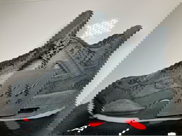 Air Jordan retro 4 kaws