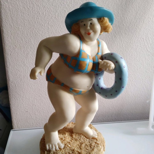 Table decorative 21cm like new, plastic