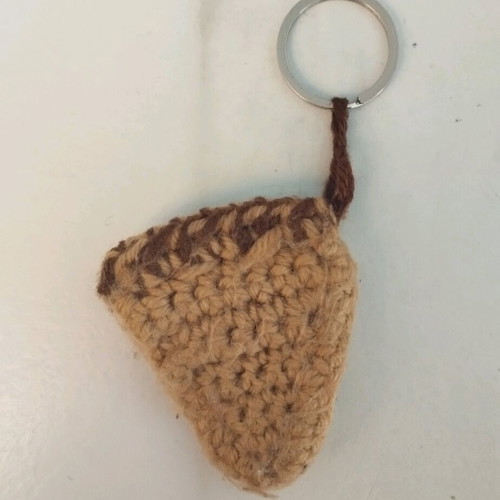 Knitted pizza keychain like new, beige multicolor