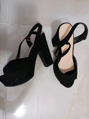 Black sandal like new, size 36