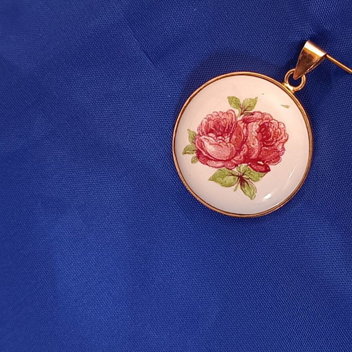 Vintage Handmade Romantic Roses Pendant like new