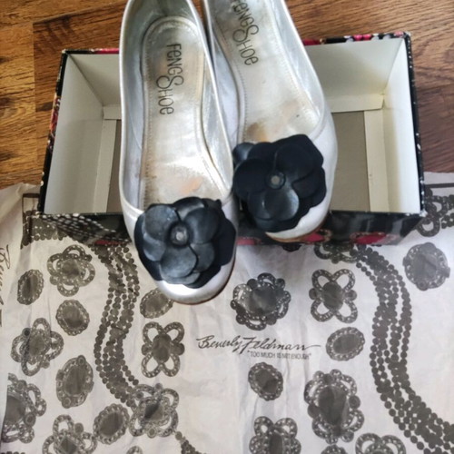 Feng Shoe silver leather ballerinas used with black camellia, size 36.5
