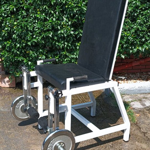 Fitness machine like new, adjustable backrest, leg exercises