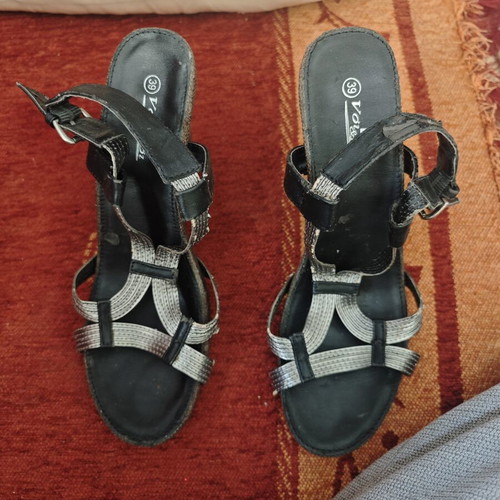 Voi&Noi platform sandals size 39 like new, black and grey