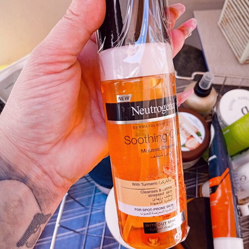 Neutrogena Clear and Soothe Gel Cleanser 150 ml new