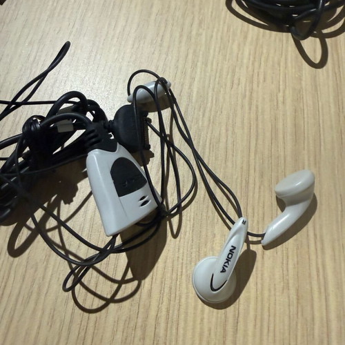Nokia earbuds like new