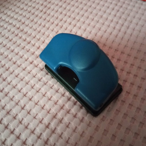Paper hole puncher like new