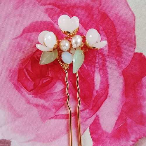 Handmade metal hairpin with white flowers and pearls