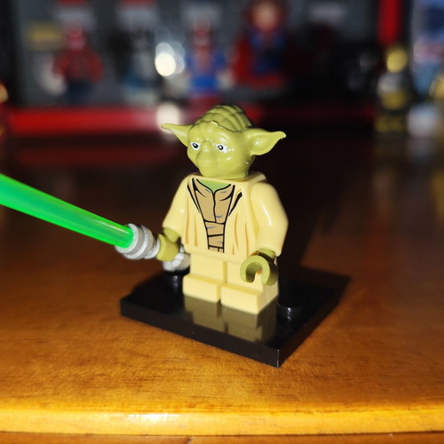 Φιγούρα Yoda σαν καινούργια με βάση και πράσινο lightsaber
