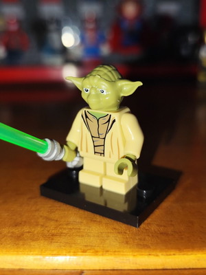 Φιγούρα Yoda σαν καινούργια με βάση και πράσινο lightsaber