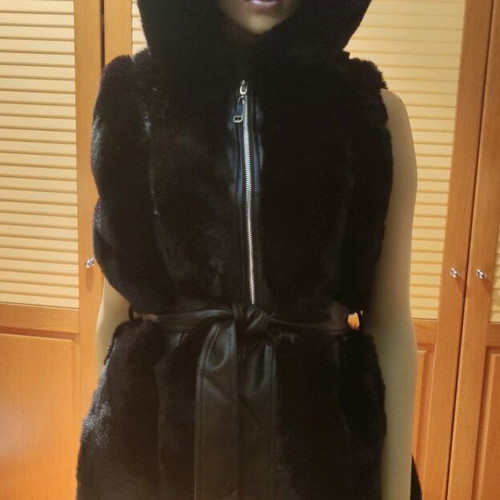 Faux fur γιλέκο με ζώνη και κουκούλα Celestino νέο, μέγεθος Μ