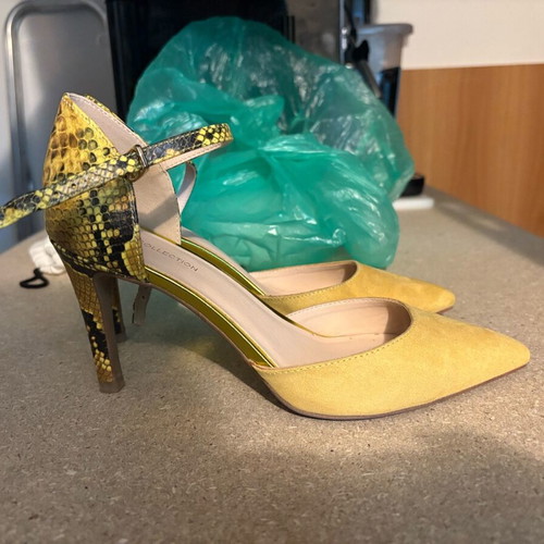 Yellow suede pumps size 38 almost new