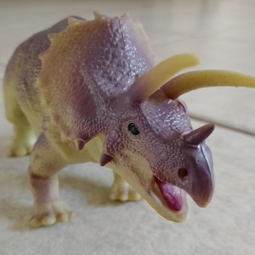 Dinosaur toy set used, 3+1 rubber figures