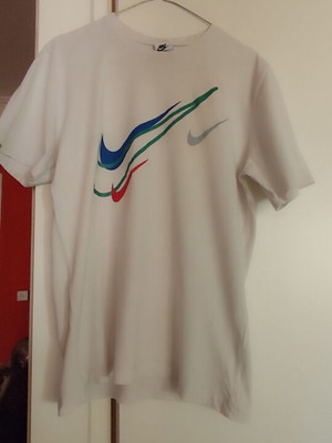 Nike Sportswear White T-Shirt Medium like new with Multi-Swoosh logo