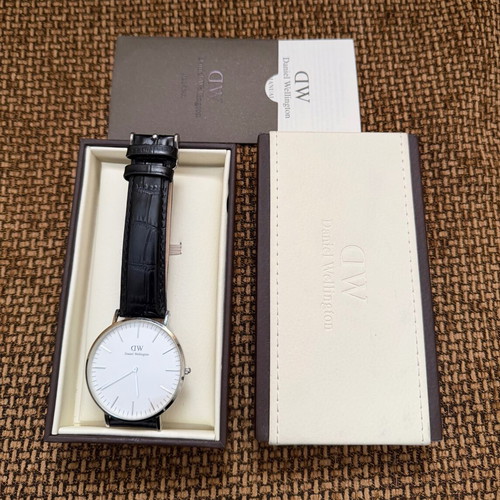 Daniel Wellington watch like new with leather strap and new battery