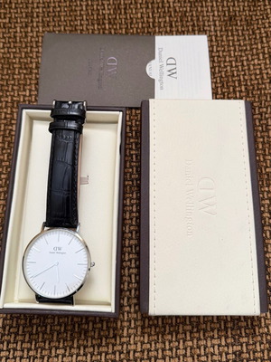 Daniel Wellington ρολόι καινούργιο με δερμάτινο λουράκι και καινούργια μπαταρία
