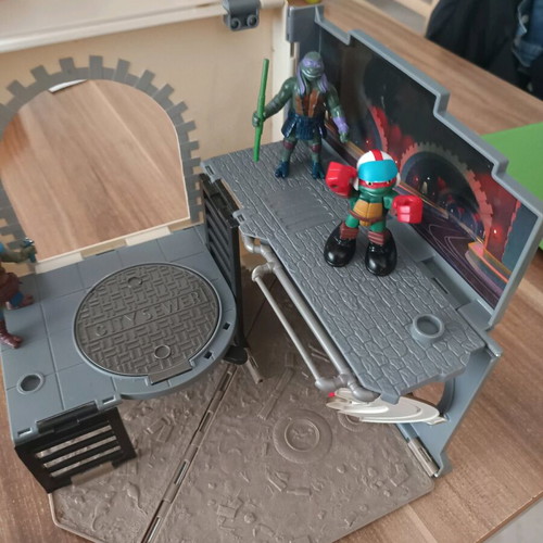 Ninja Turtles pizza place used with 3 figures