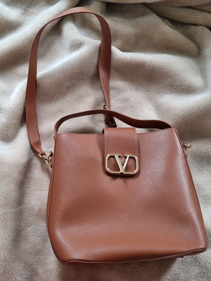 Τσάντα ώμου/χειρός ταμπά σαν καινούργια με χρυσό μεταλλικό στοιχείο