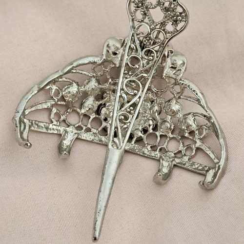 Metal hair clip vintage style with blue rhinestones like new