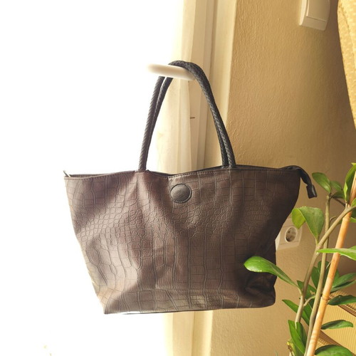 Brown handbag used, faux leather with damages near zipper