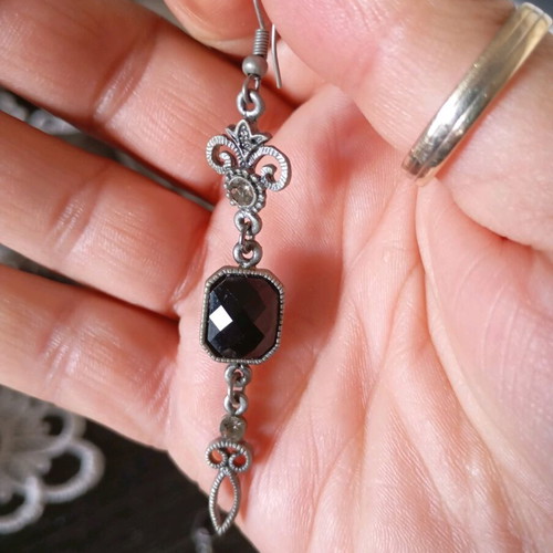 Dangling earrings like new with hematite stone
