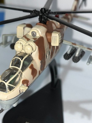МОДЕЛ НА РУСКИ ХЕЛИКОПТЕР MI 24 СКАЛА 1/100