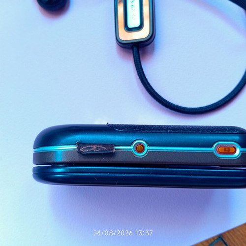 Nokia 7373 flip phone L'Amour Collection with original headphones